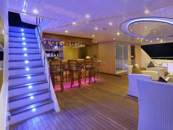 staircase to bar maldives scuba diving