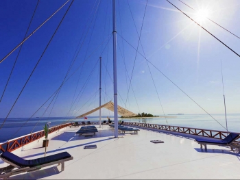 sundeck on nautilus two liveaboard diving trips