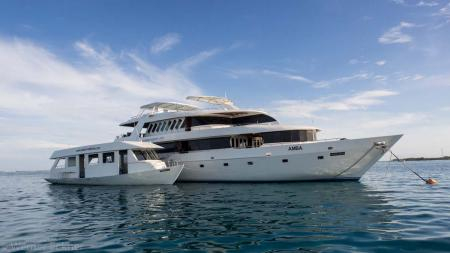 Amba Maldives liveaboard with its dhoni tender vessel intoduction
