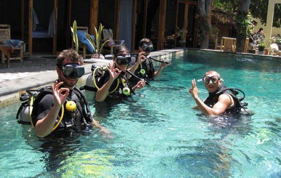 dive-students-in-pool
