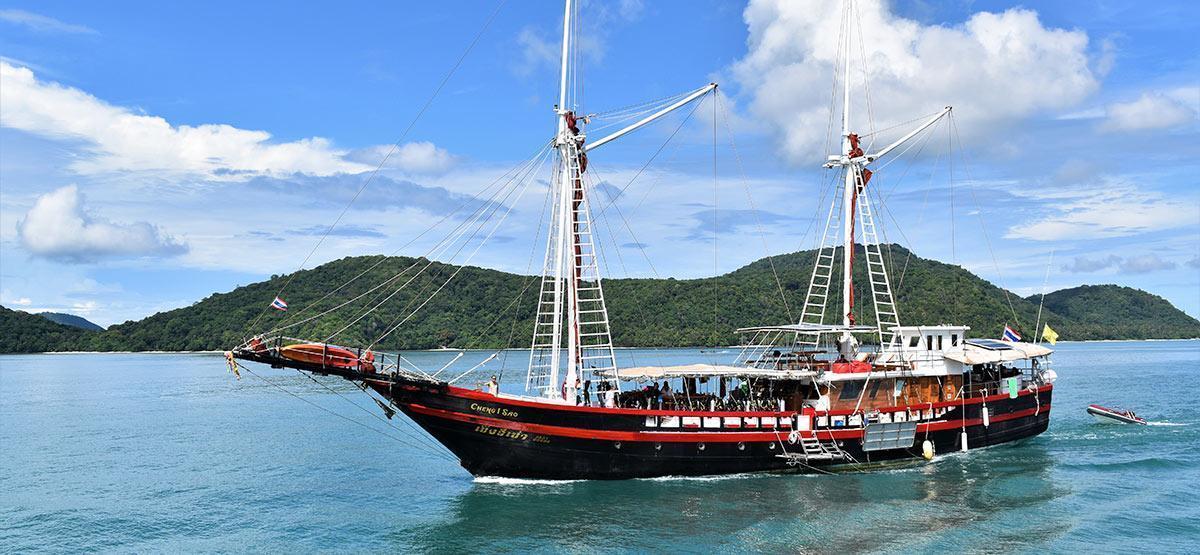 different types of liveaboard dive boats