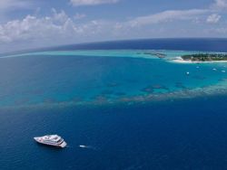 Liveaboard-Maldives-in-the-sea