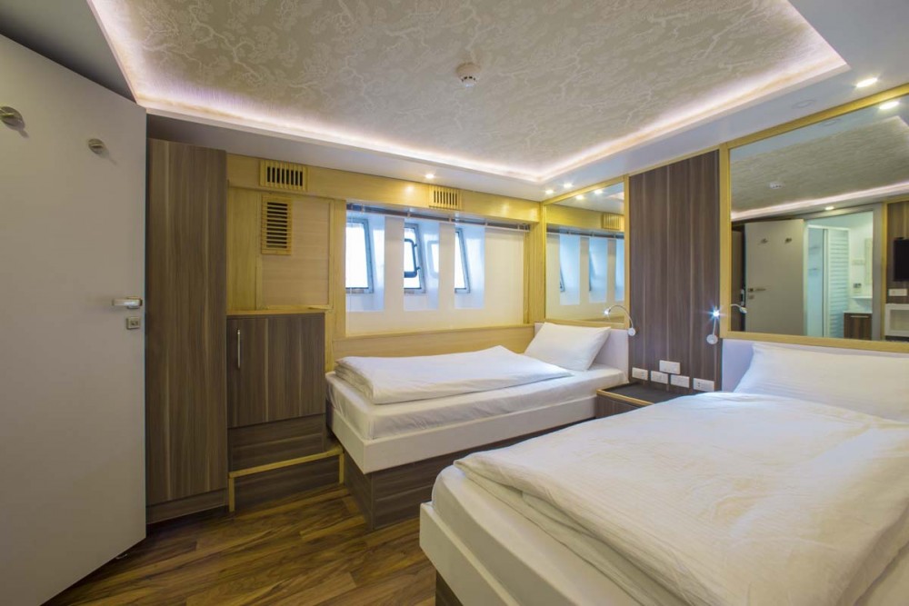 Twin Lower deck