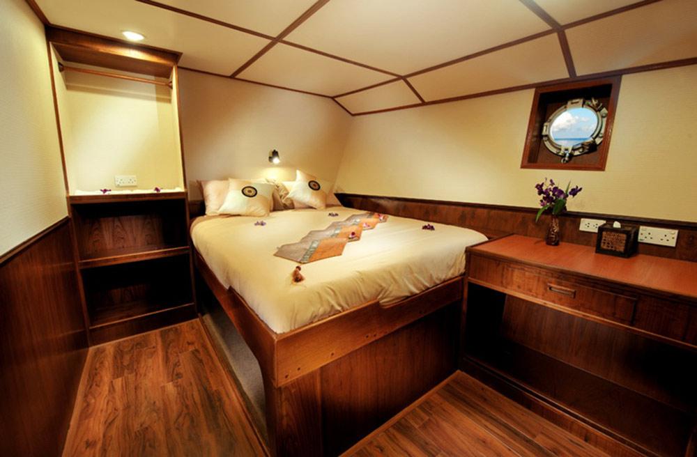 Lower deck double en suite