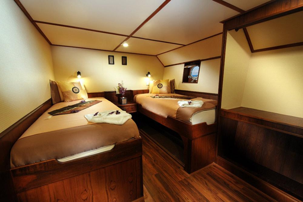 Lower deck twin en suite
